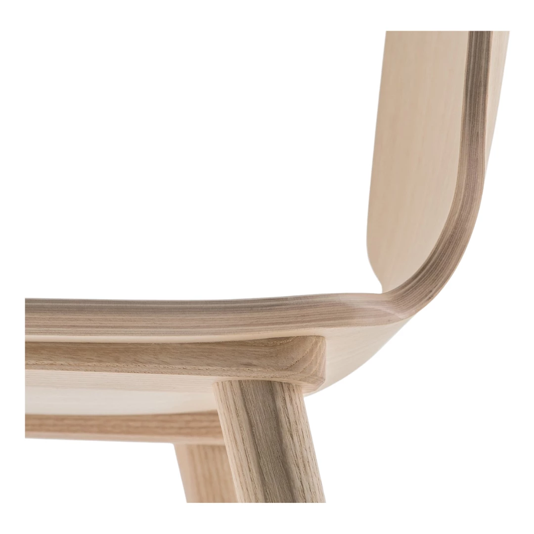 Stuhl mit geformter Sitzschale aus gebogenem Eschenfurnier in variabler Stärke und Beinen aus massivem Eschenholz. Erhältlich in modernen Farben: Blau, Azur, Dunkelgrün, Mintgrün, Rot, Rosa, Dunkelbraun und Braun. Eine stilvolle und bequeme Lösung für den Gastronomiebereich.