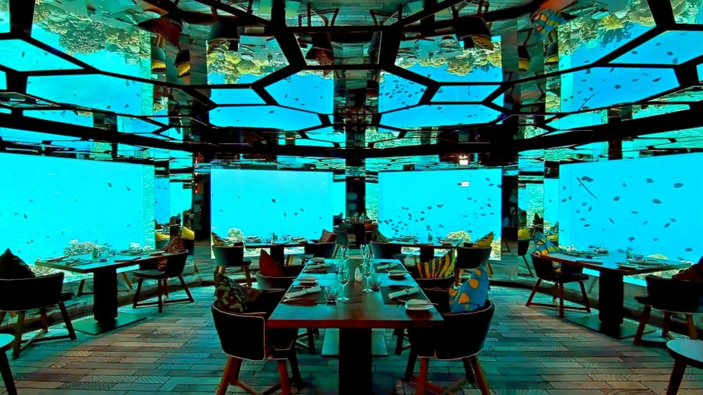 8-Underwater-Restaurants-You-Should-Have-Dinner-In-Picture-3-1024x576